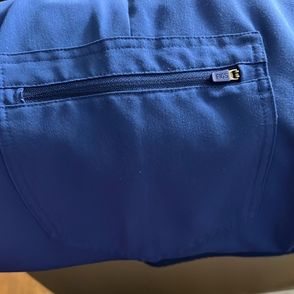 FIGS Scrub Set Top:Short Sleeve Size L Pants:Elastic Waistband & Ankles Size L - Picture 12 of 16